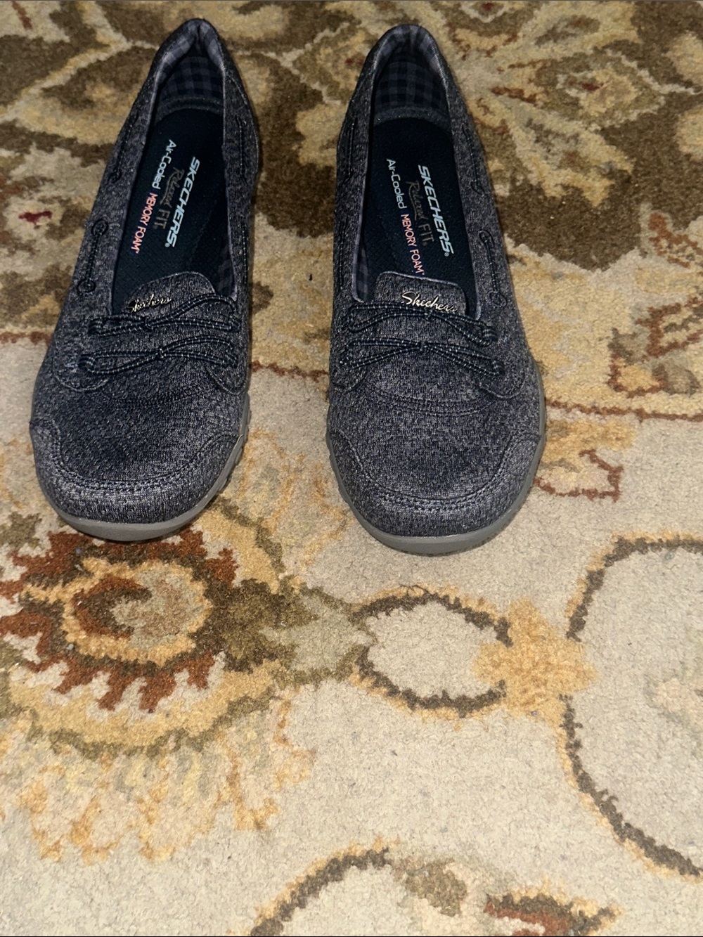 Woman's Skechers slip on sneakers